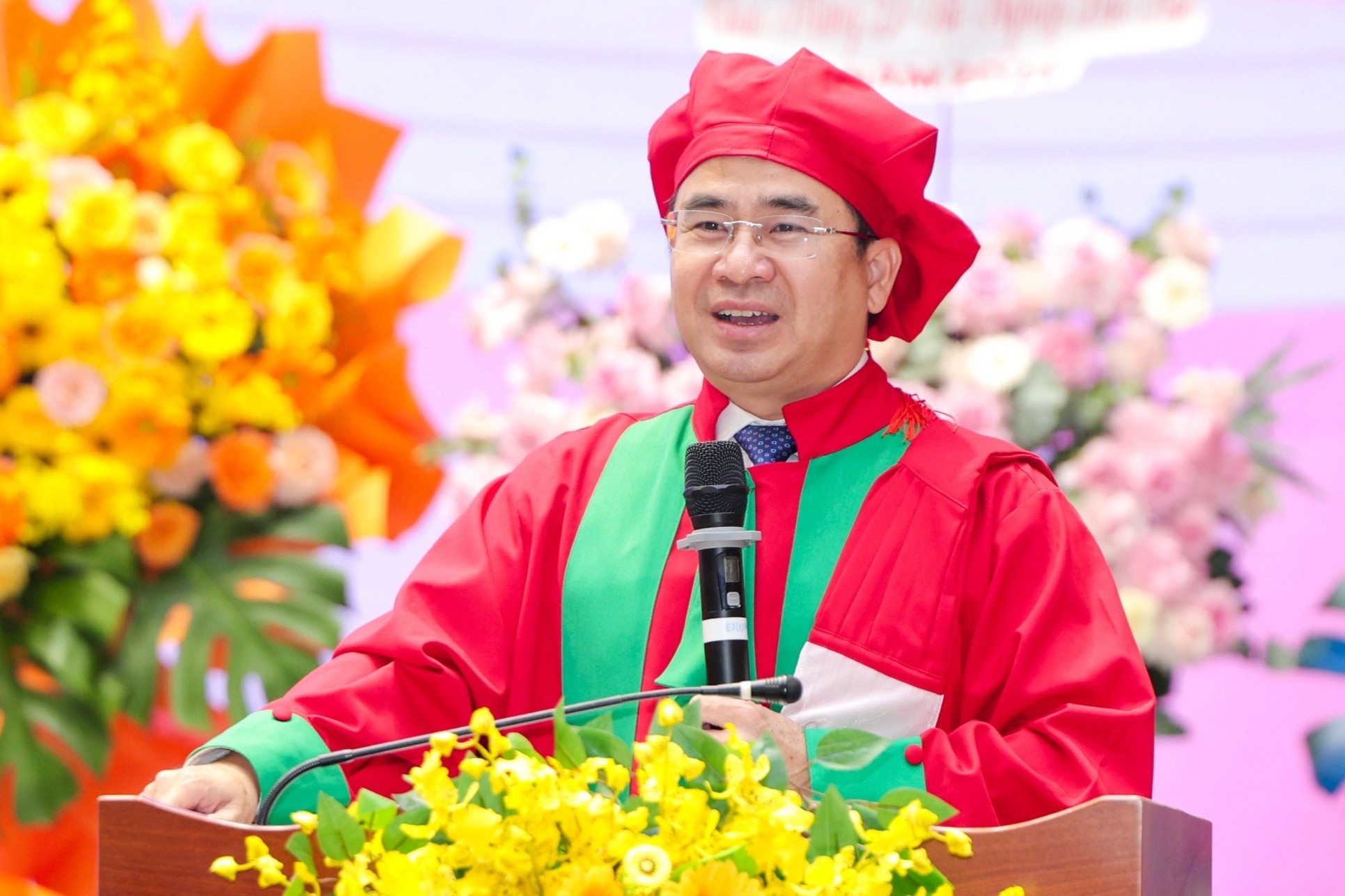 Tân Hiệu trưởng ĐH Y khoa Phạm Ngọc Thạch xúc động dặn dò tân bác sĩ