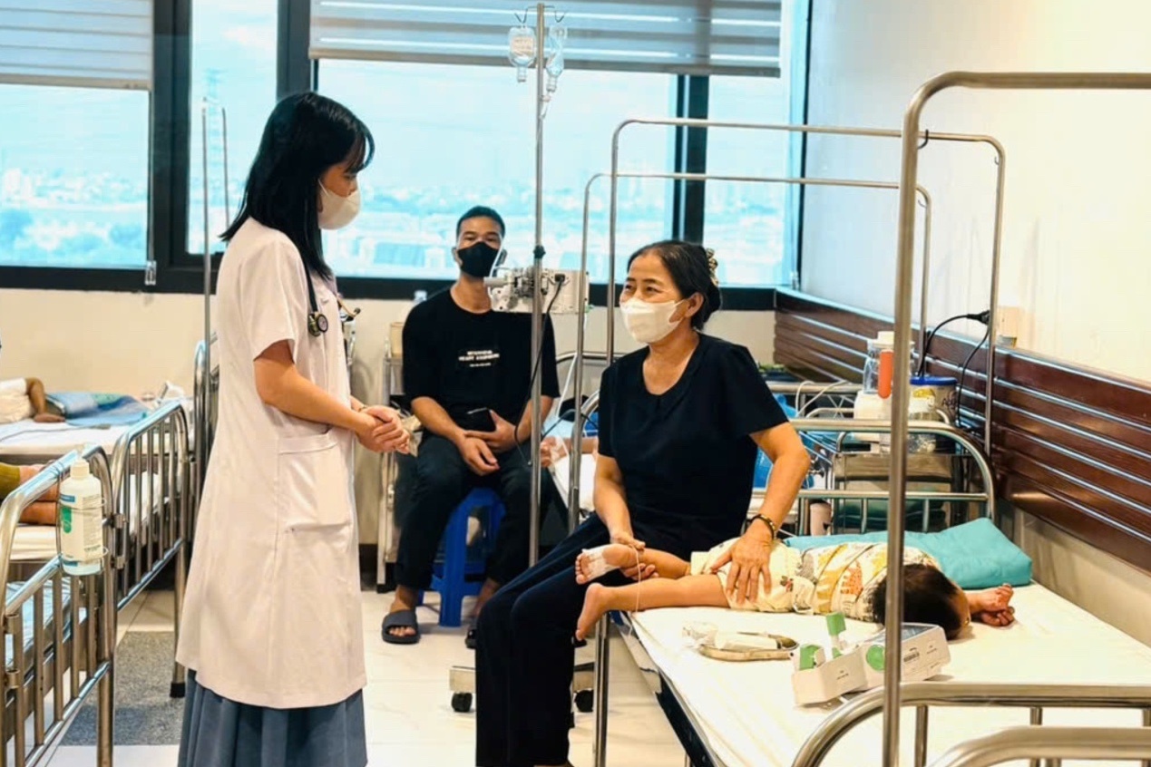 Nhiều trẻ ở Hà Nội sốt cao khó hạ, phải nhập viện vì mắc Covid-19