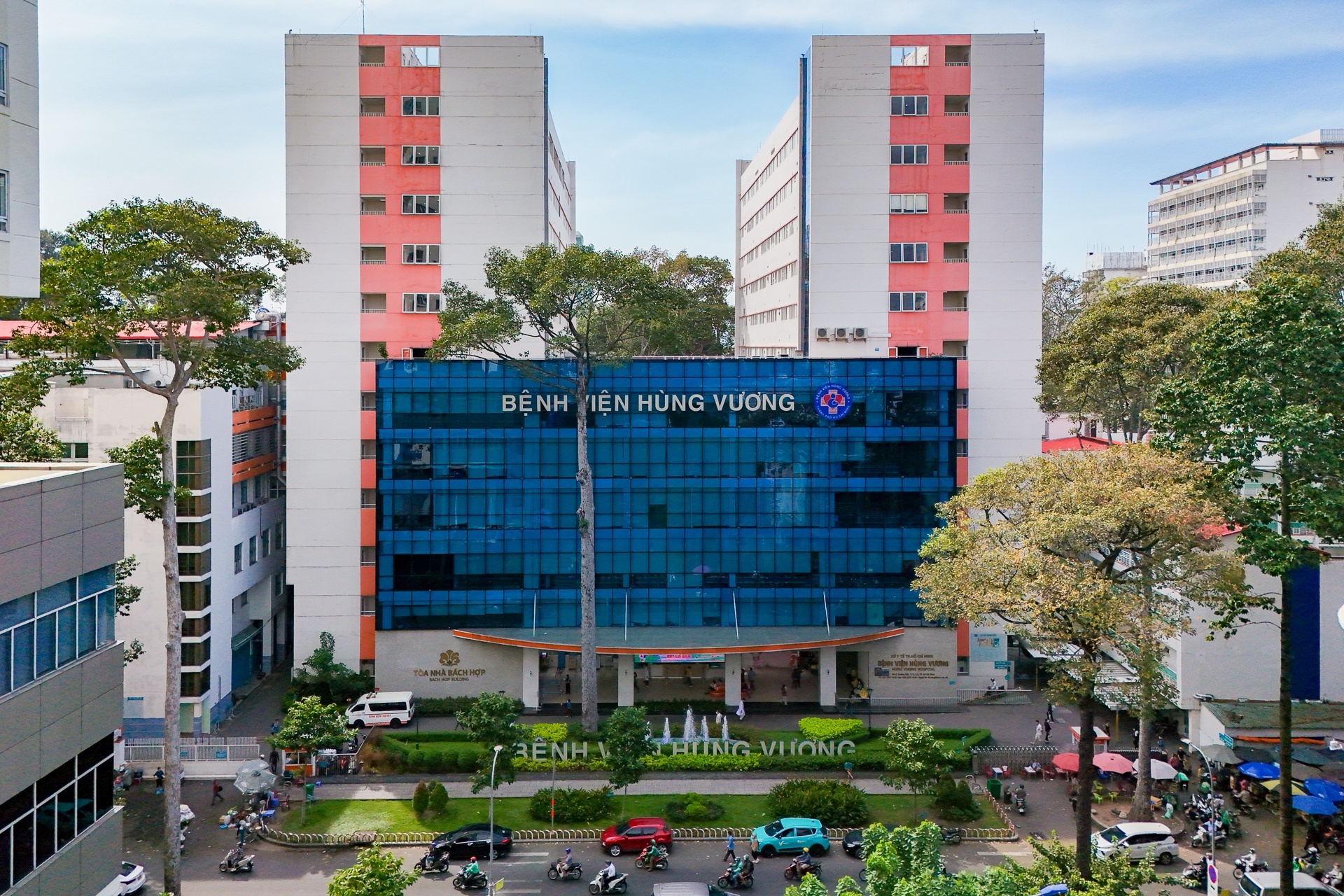 Bệnh viện Hùng Vương đón nhận danh hiệu Anh hùng Lao động