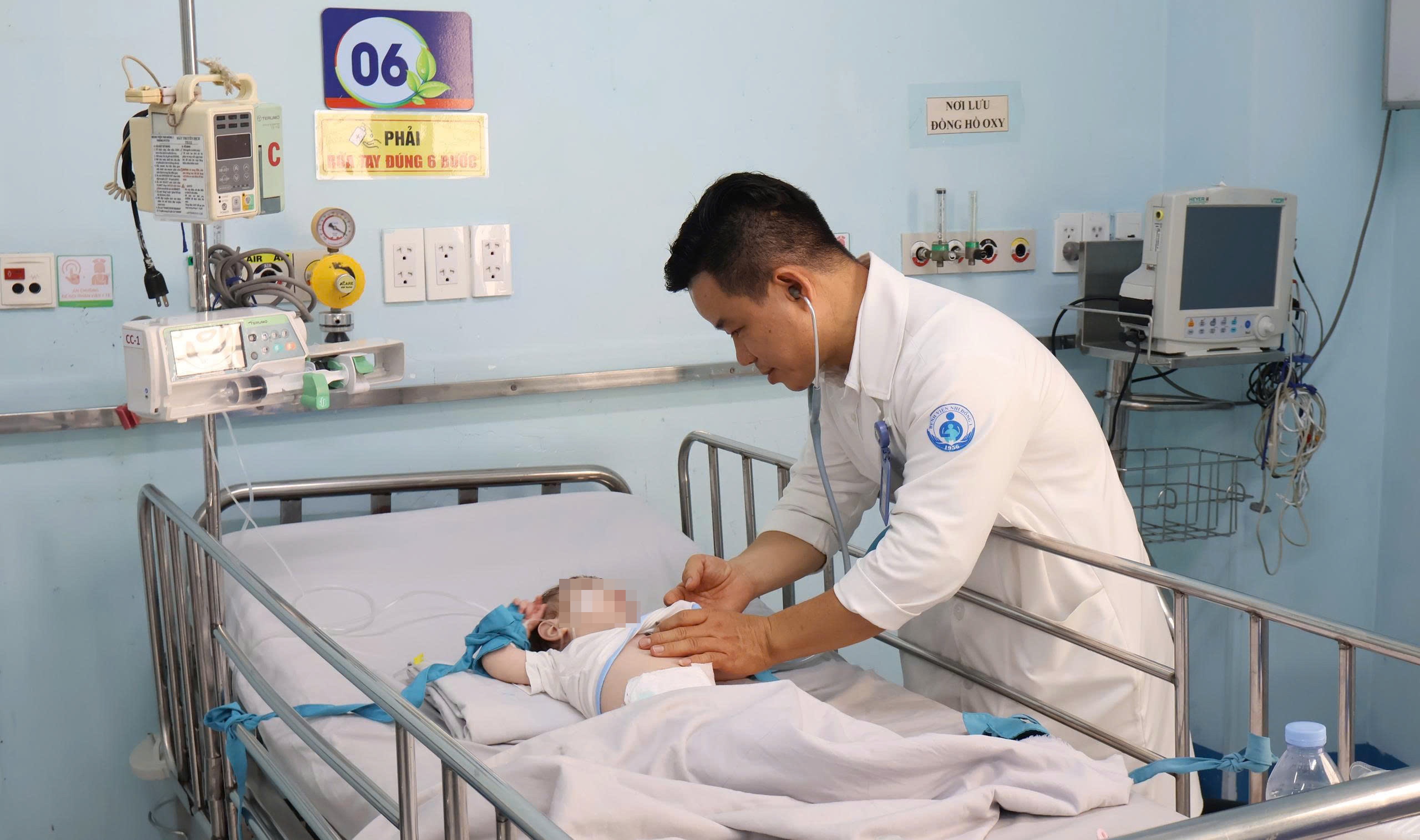 Tay chân miệng bắt đầu tăng tại phía Nam, nhiều trẻ phải thở máy