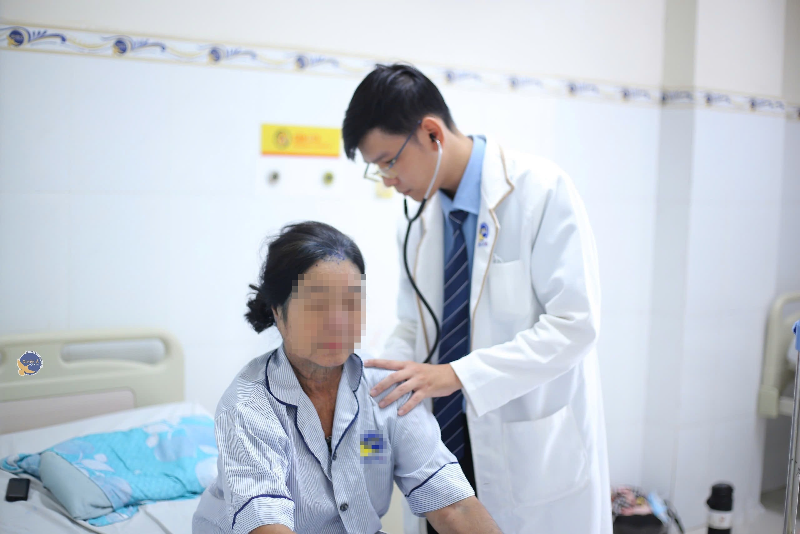 Tiếp xúc con trai mắc thủy đậu, người mẹ 60 tuổi viêm phổi nặng