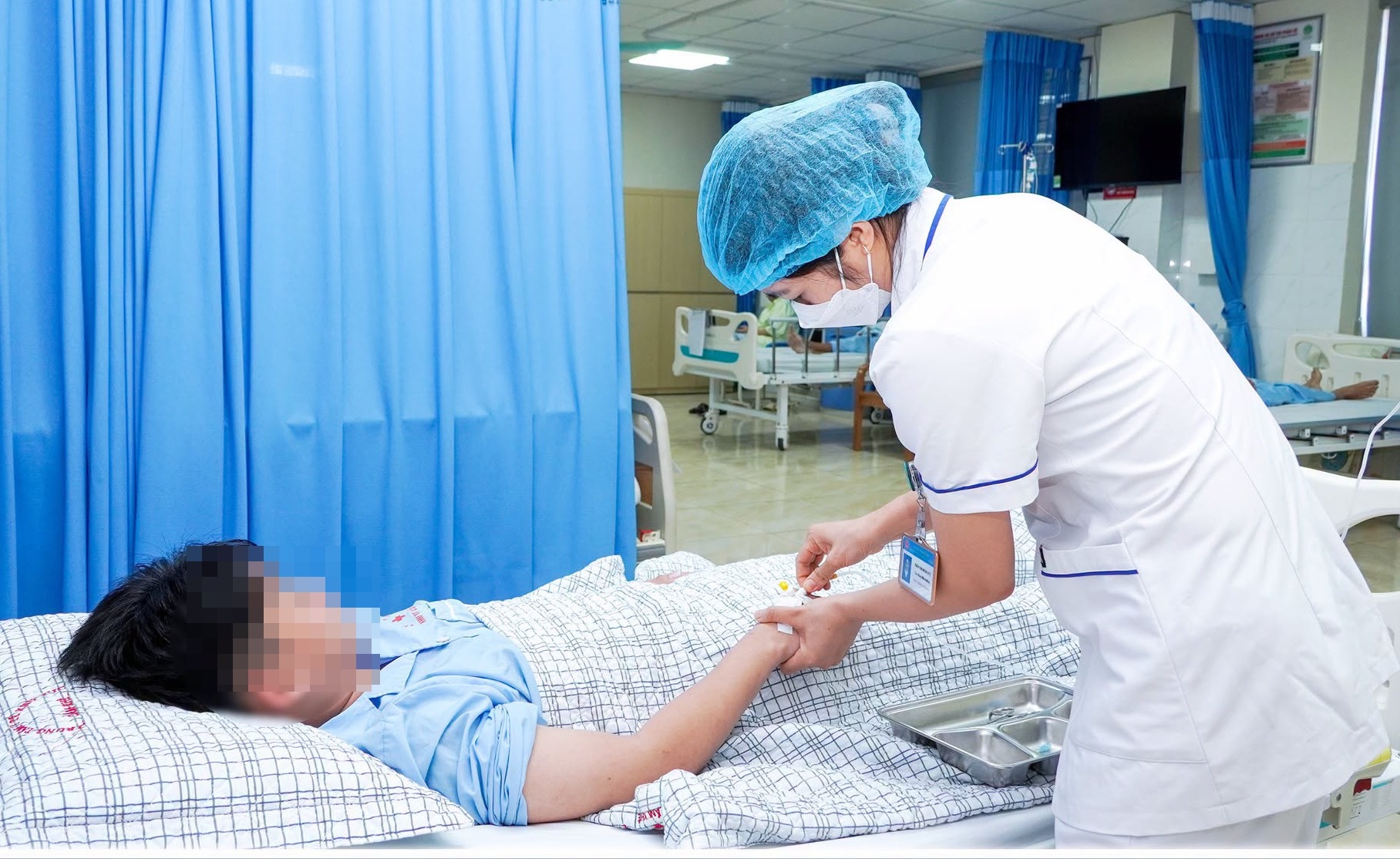 Nhập viện sau khi ăn tối có món tôm đồng