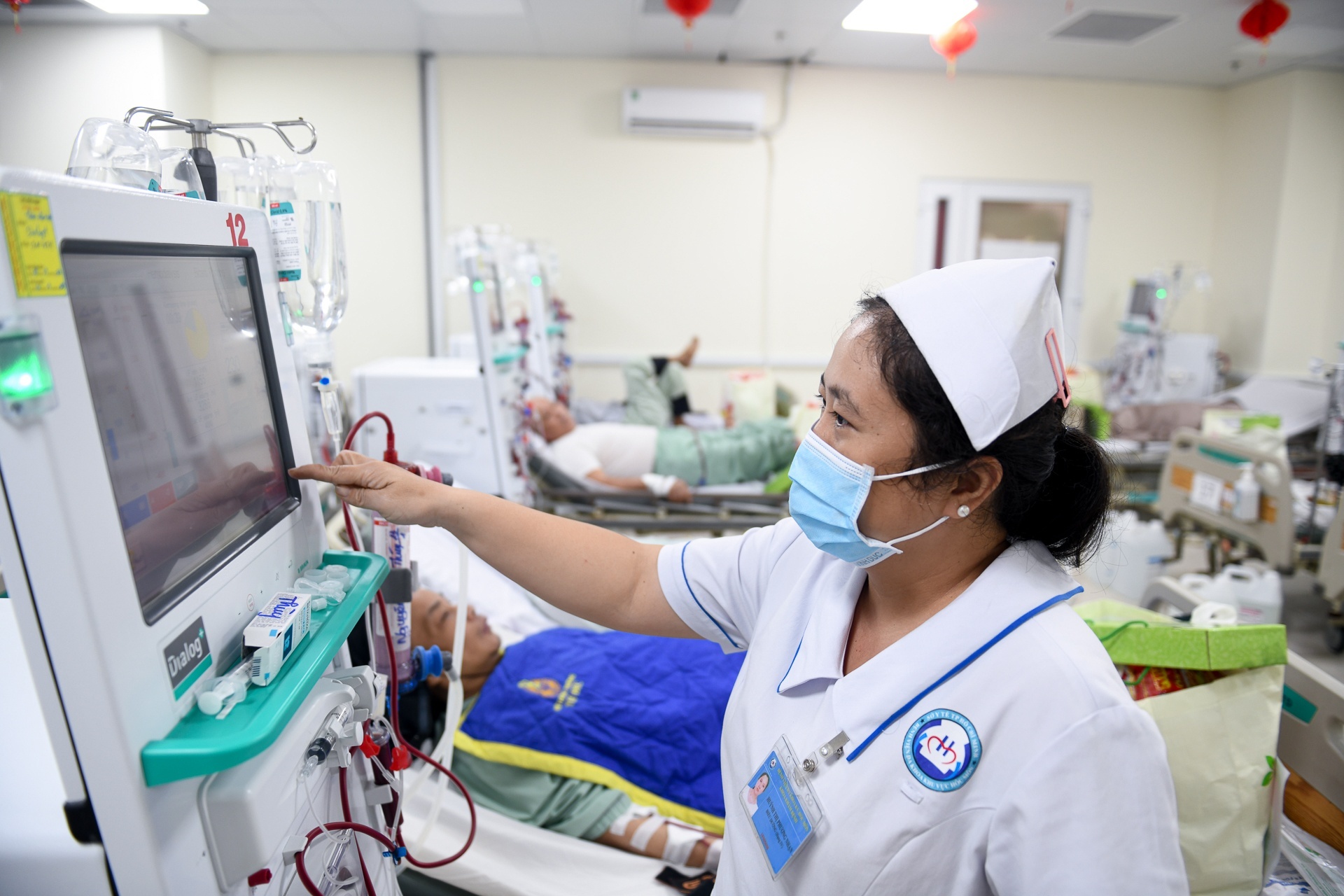 tuyển b&aacute;c sĩ ảnh 1