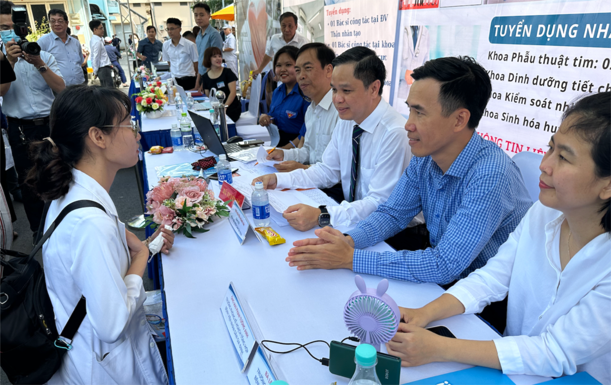 tuyển b&aacute;c sĩ ảnh 2
