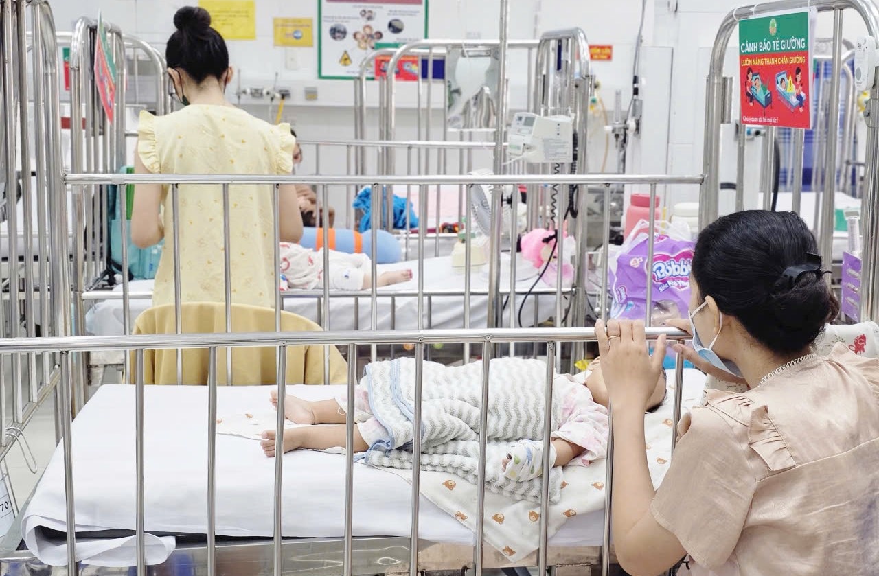 Bệnh viện nhi ở TP.HCM dồn dập tiếp nhận ca mắc bệnh hô hấp