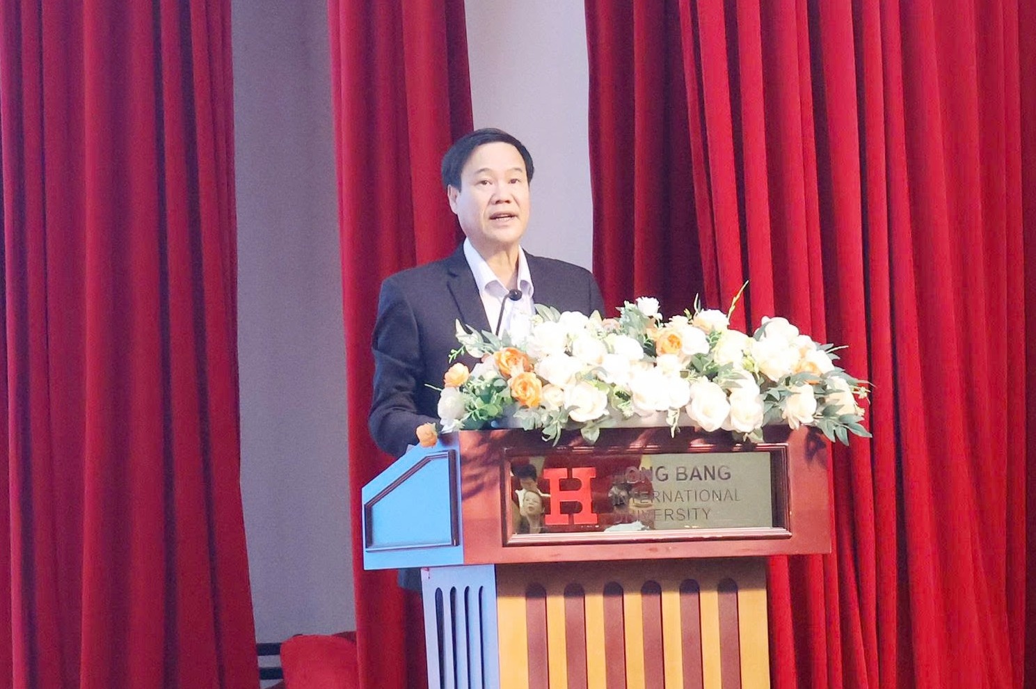 ng&agrave;nh y tế ảnh 1