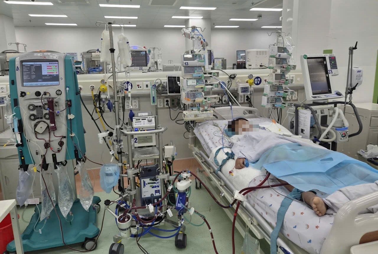 Bé trai 7 tuổi nguy kịch do cúm A, phải chạy ECMO gần 12 ngày