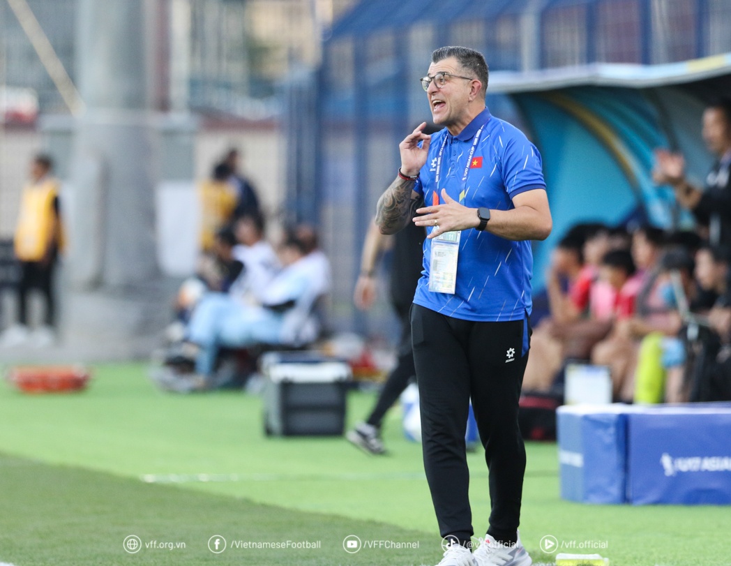 Tuyen U16 Viet Nam hoi quan, HLV Roland ‘danh tieng’ toi VFF hinh anh