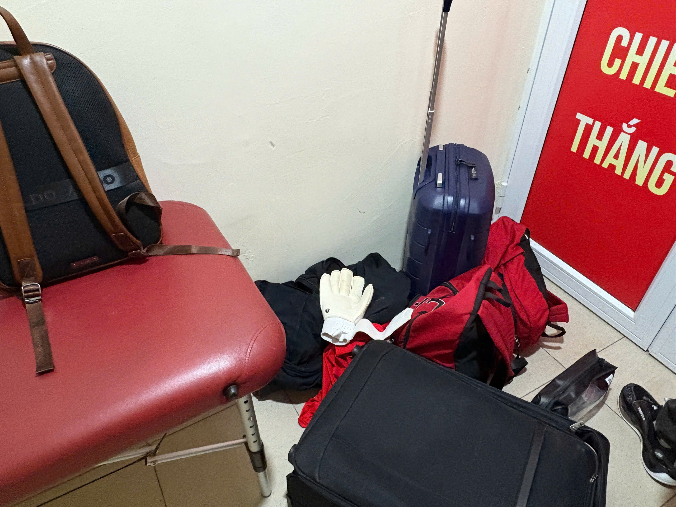 Trang thiet bi cua CLB The Cong Viettel phai xep o hanh lang hinh anh