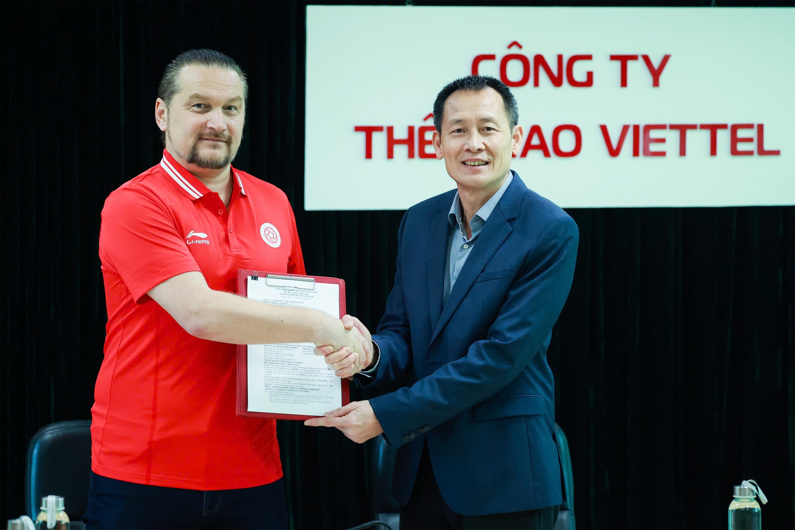 HLV Popov chinh thuc dan dat The Cong Viettel hinh anh