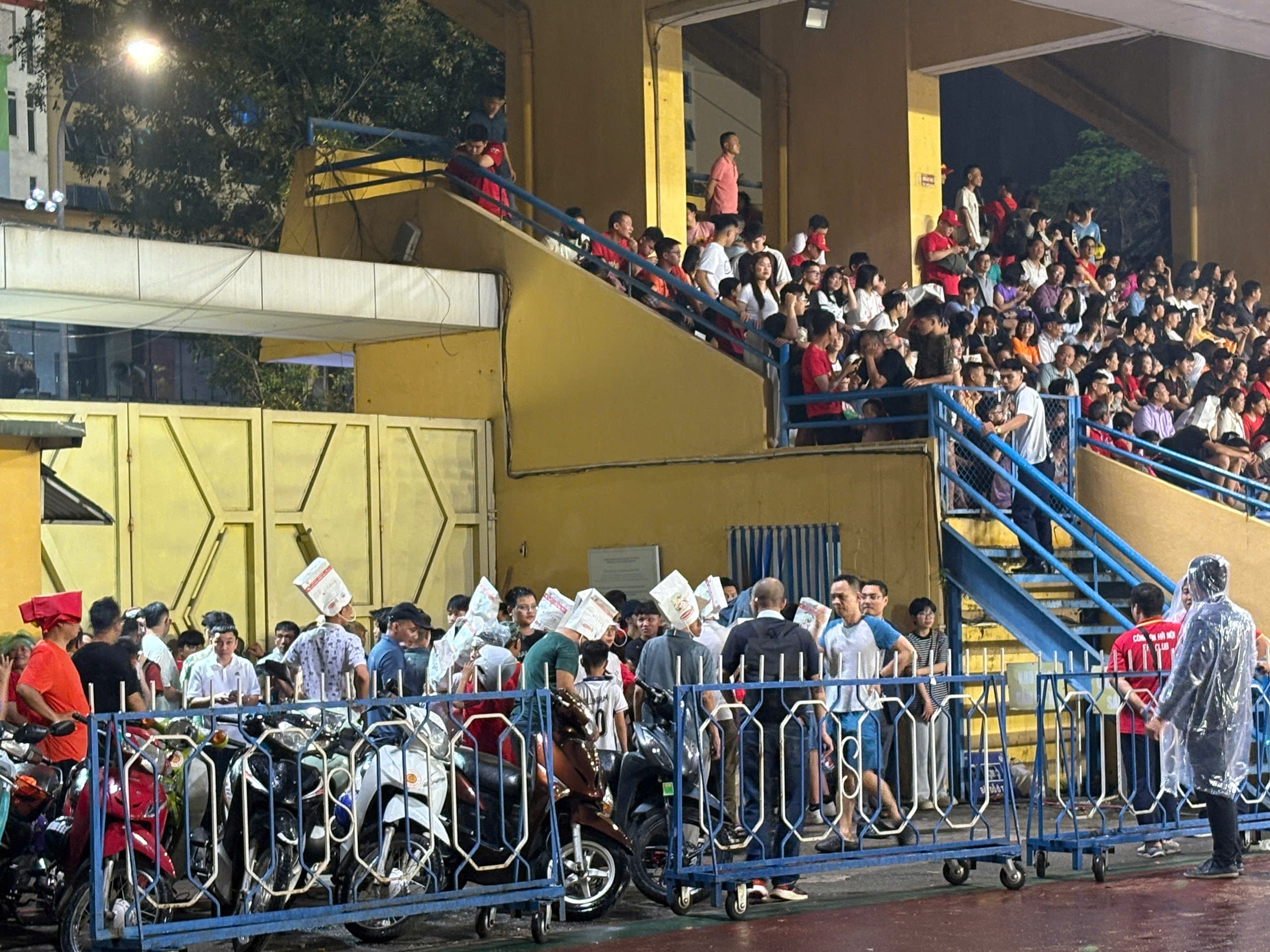 Hang Day ‘vo san’ hinh anh