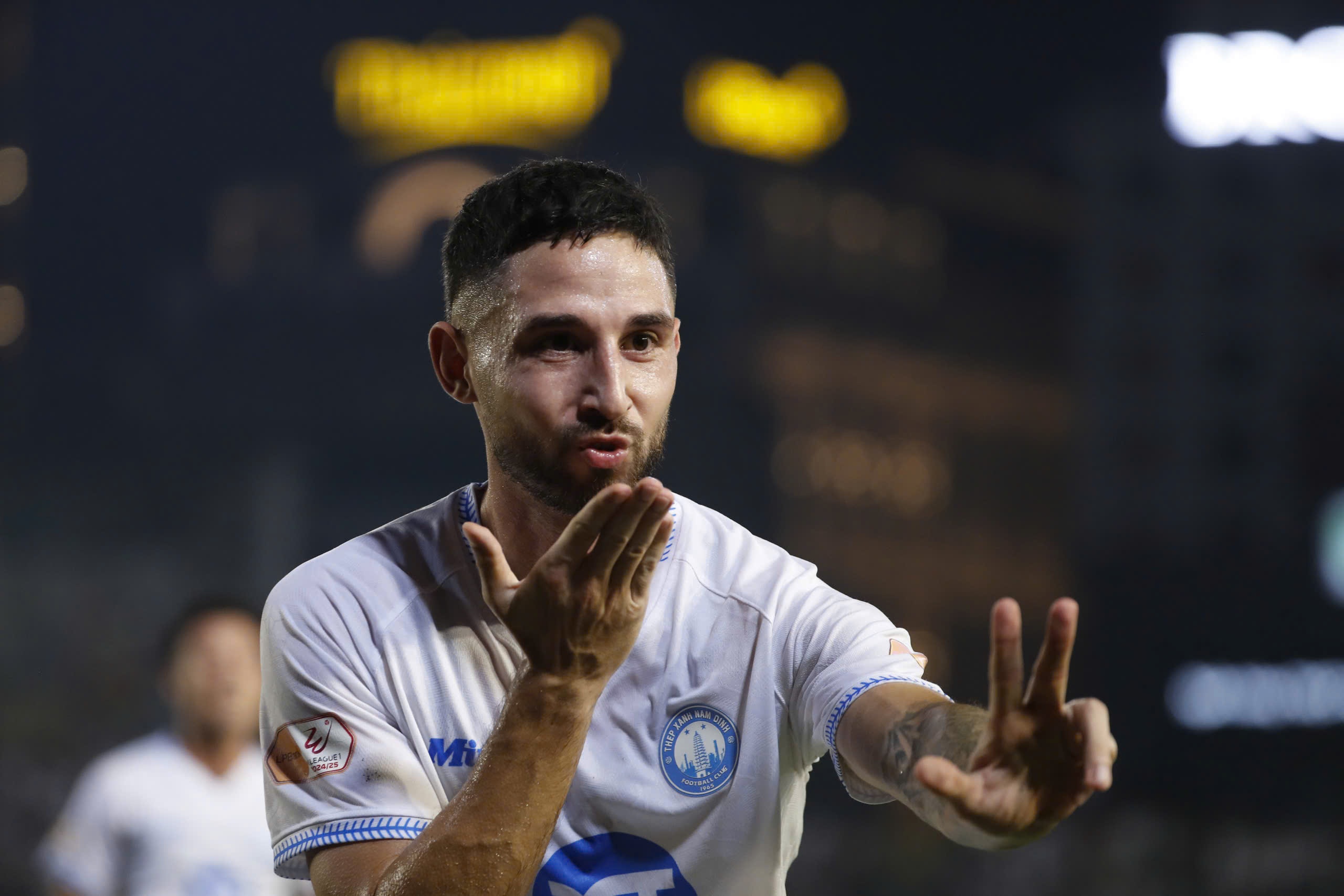 CLB Nam Dinh khien ‘sieu kinh dien’ vo vun hinh anh