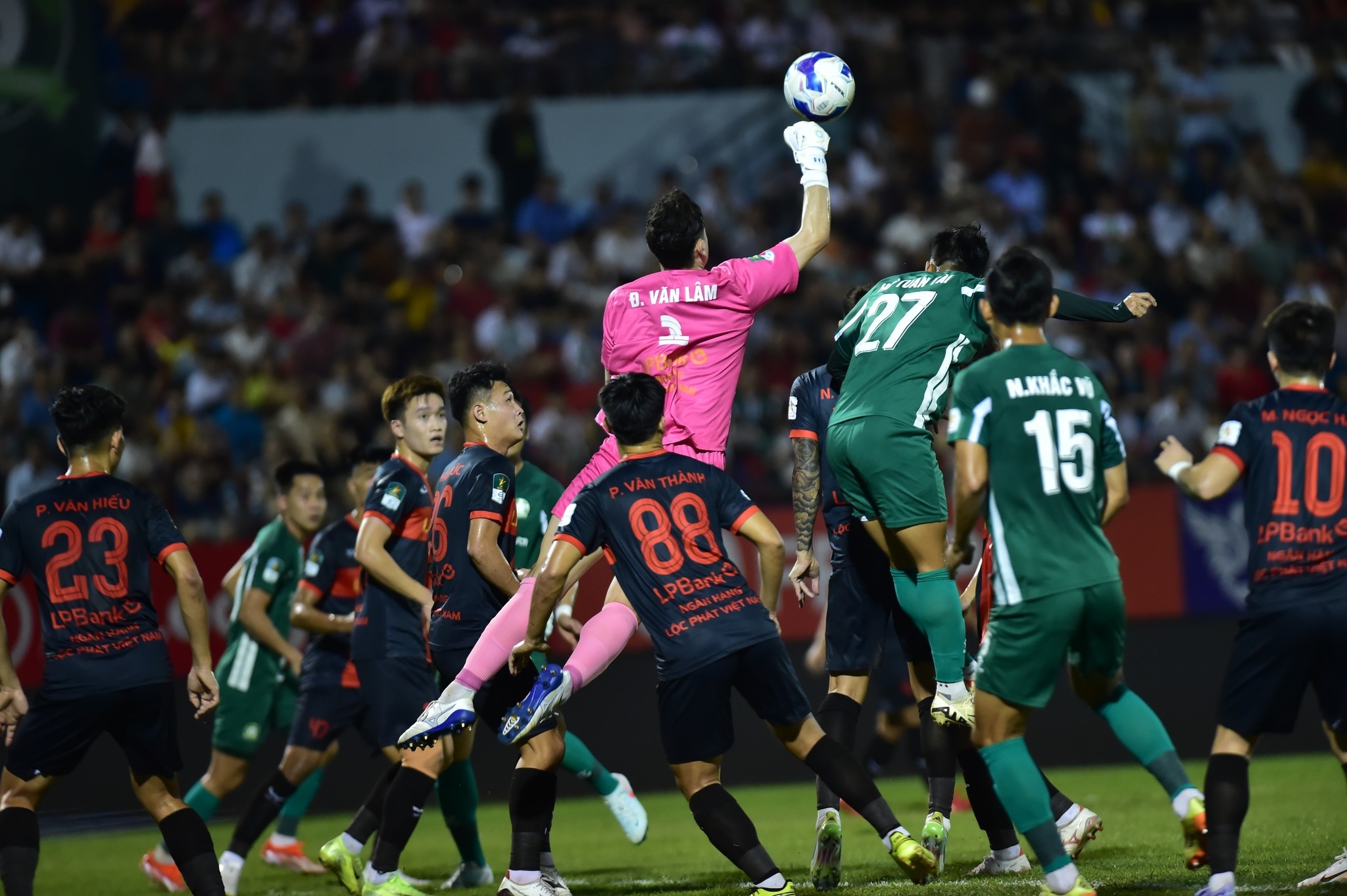 Doi bong cua Cong Phuong se vuot mat Ninh Binh, thang hang V.League? hinh anh