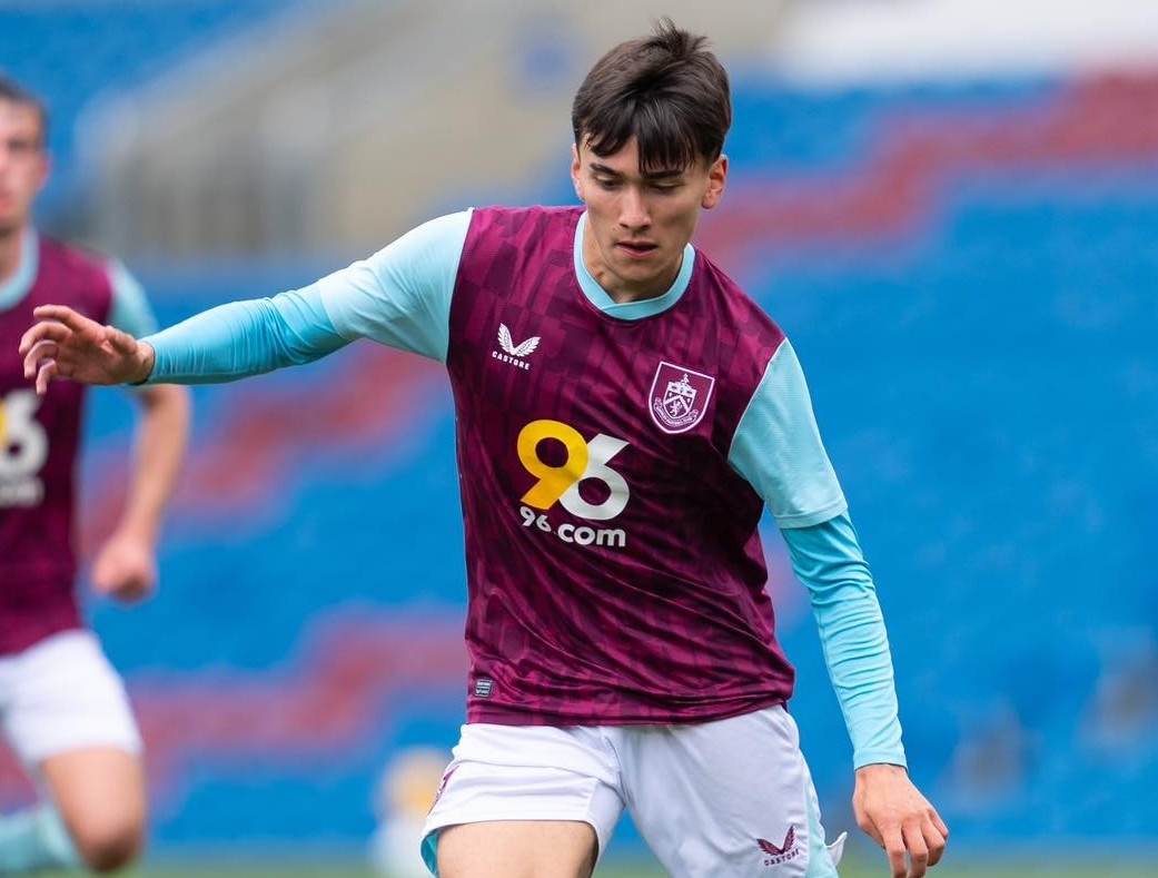 Them mot cau thu Viet kieu sap cap ben CAHN hinh anh