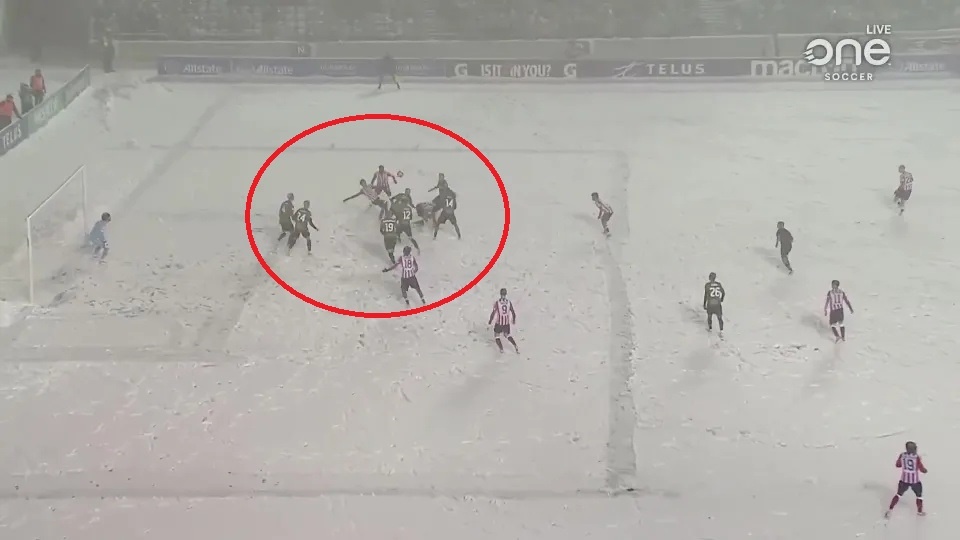 Hinh anh gay sung sot cua bong da Canada hinh anh