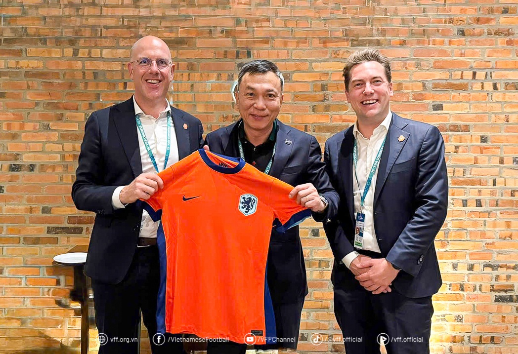 Doan dai bieu VFF tham du Dai hoi FIFA lan thu 75 hinh anh