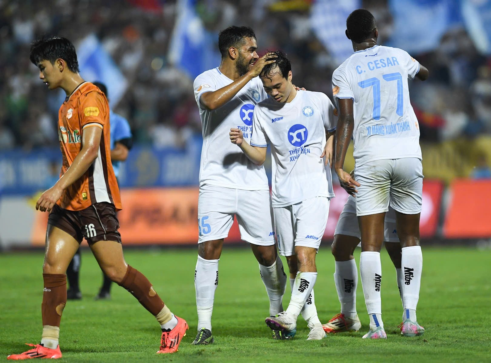 Van Toan, Tuan Anh khien HAGL chua the tru hang hinh anh