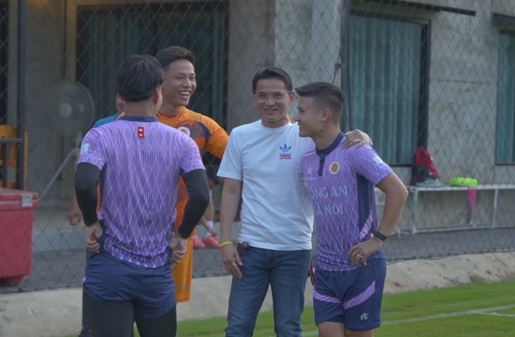 HLV Kiatisuk bat ngo co mat trong buoi tap cua CAHN hinh anh