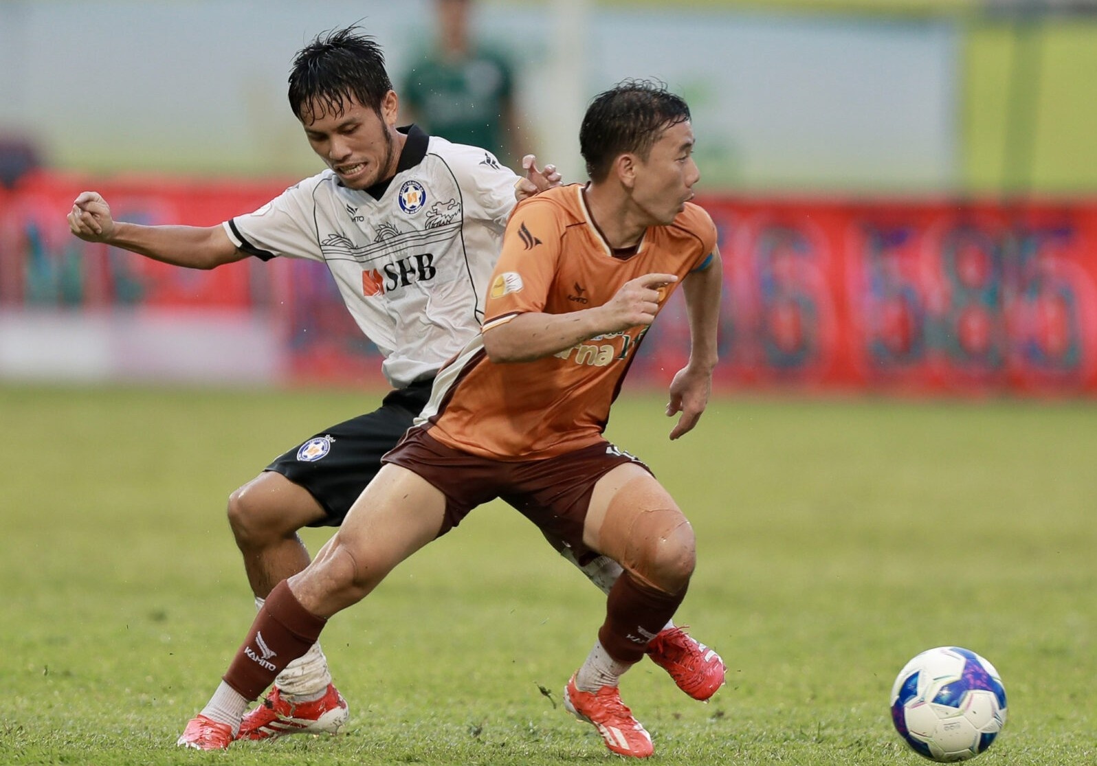 Cuoc dua tru hang khien V.League nong len hinh anh