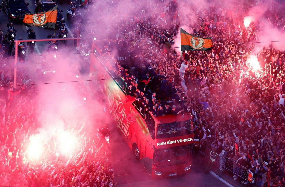 Hoang Duc ruoc cup sau khi doi dau Cong Phuong hinh anh