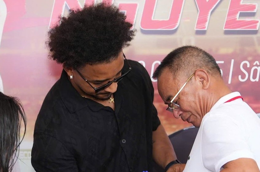 Xuan Son lai duoc tang xe hinh anh