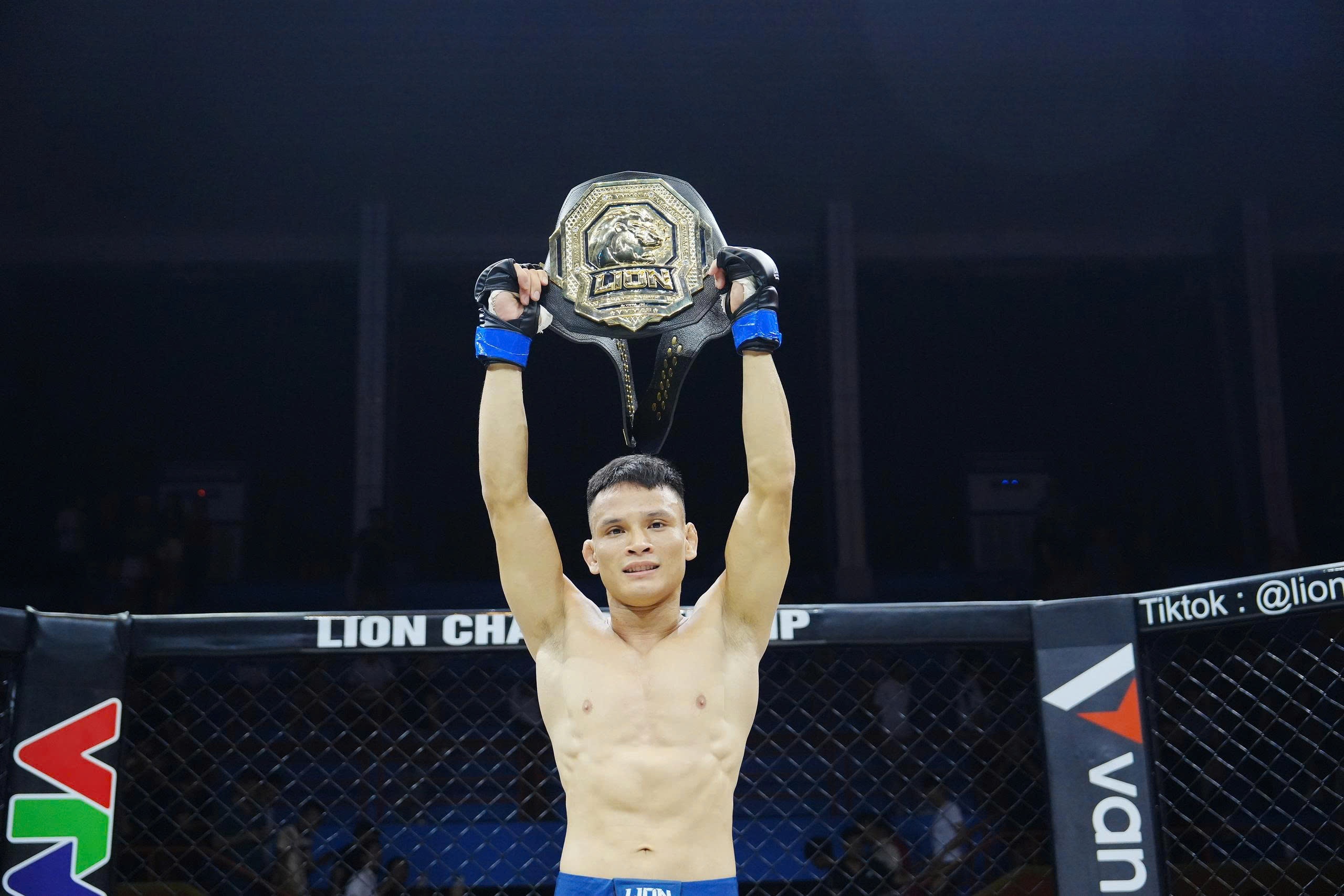 Tan vuong xuat hien o hang 56 kg tai Lion Championship 23 hinh anh