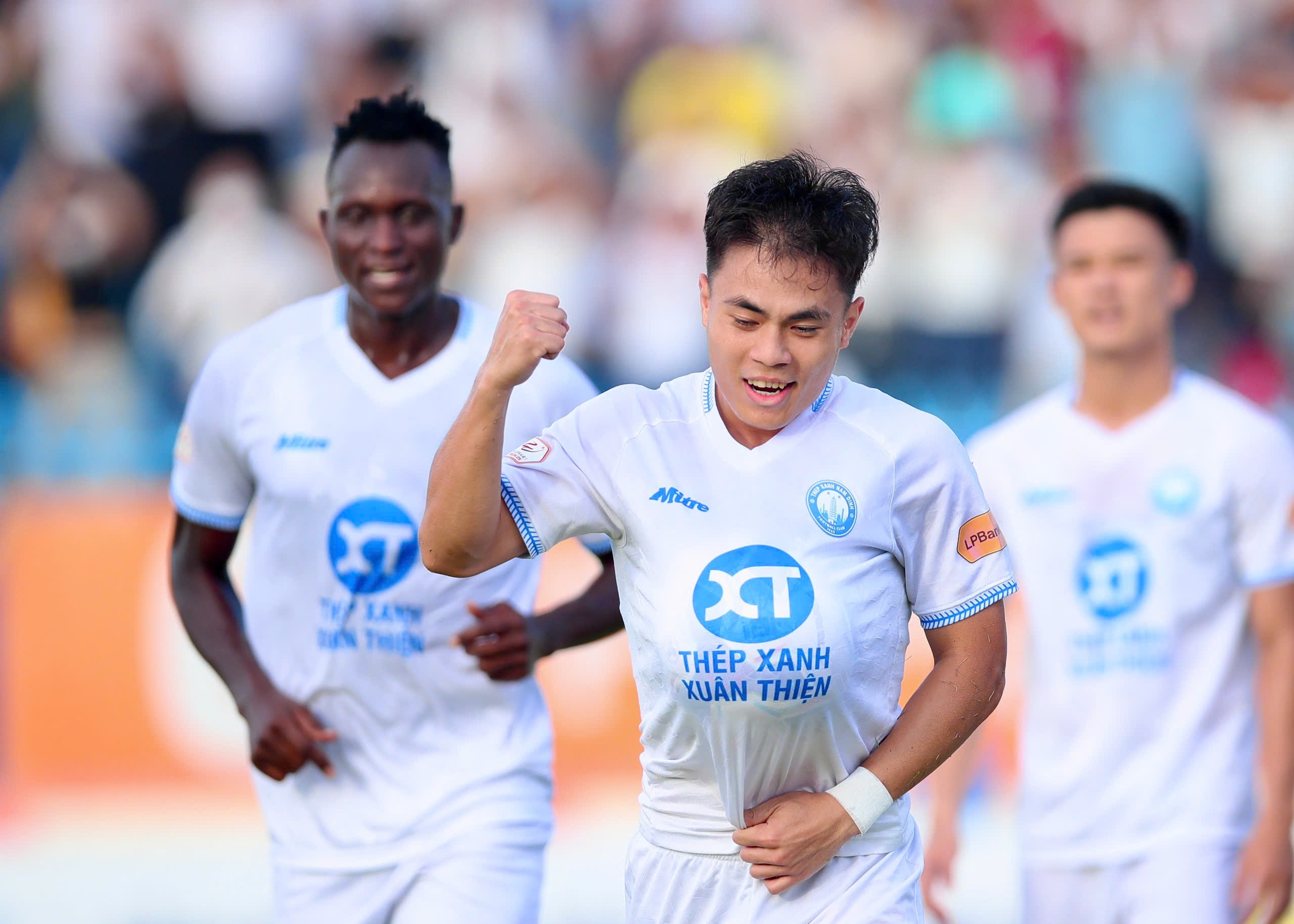 Nam Dinh bao ve thanh cong chuc vo dich V.League hinh anh