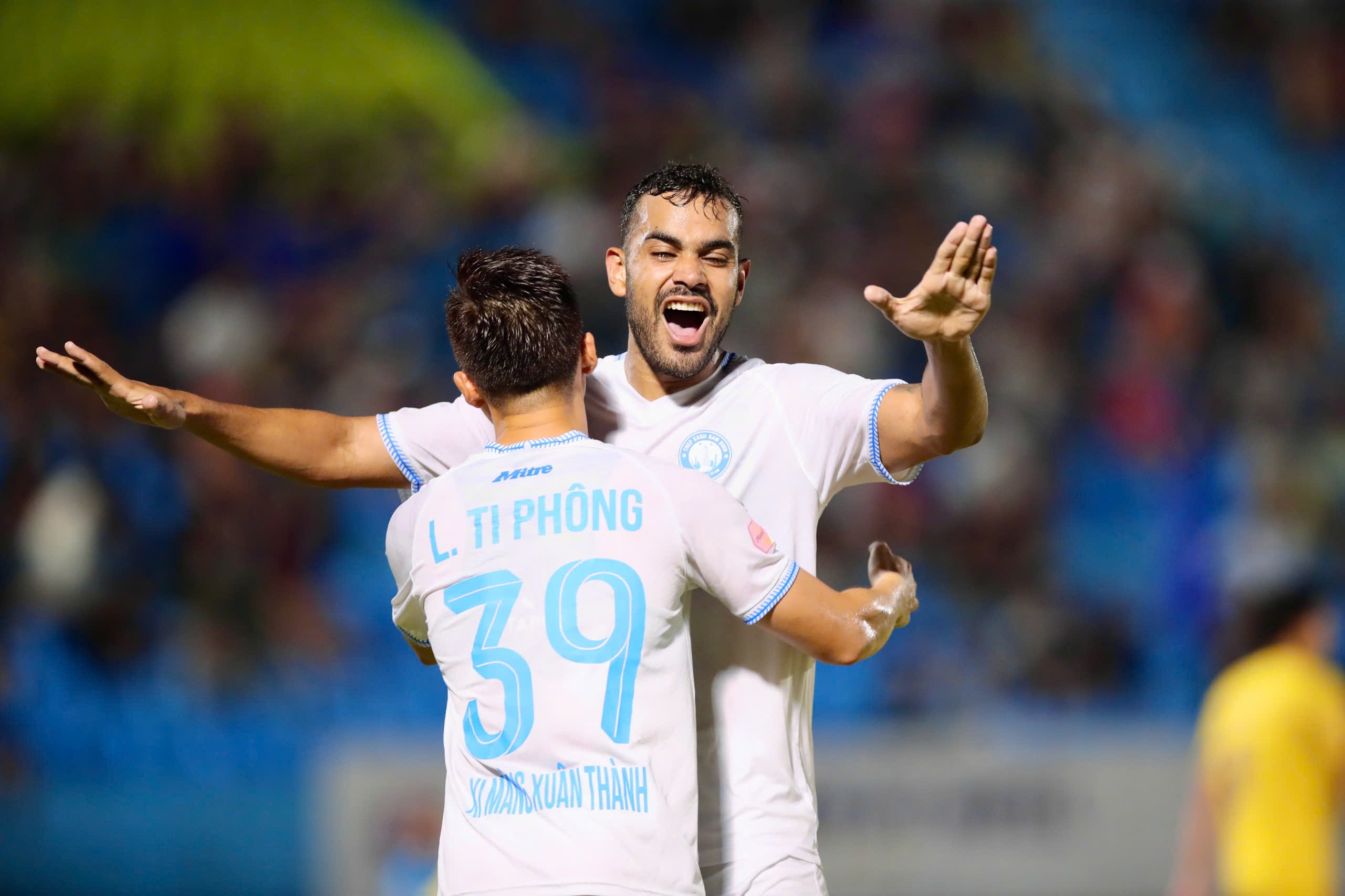 HLV Vu Hong Viet: 'Vo dich kho, bao ve chuc vo dich con kho hon’ hinh anh