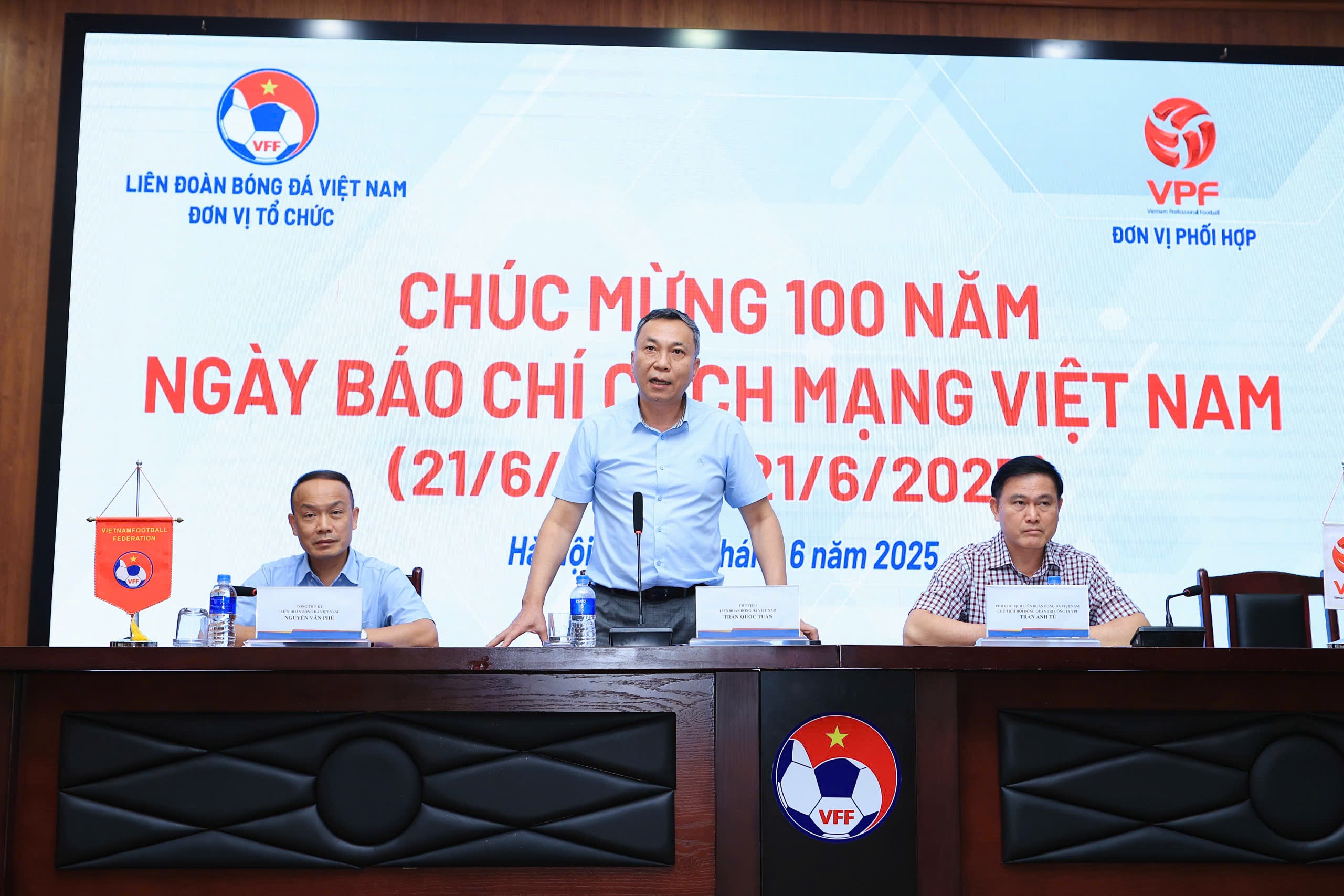 VFF len tieng ve viec su dung cau thu nhap tich cho tuyen Viet Nam hinh anh