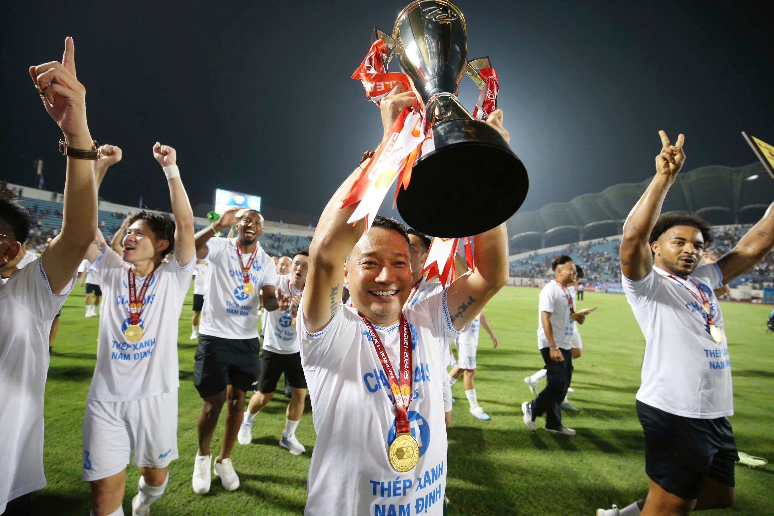 HLV Nam Dinh: ‘Mua giai toi cua chung toi con gian nan hon’ hinh anh