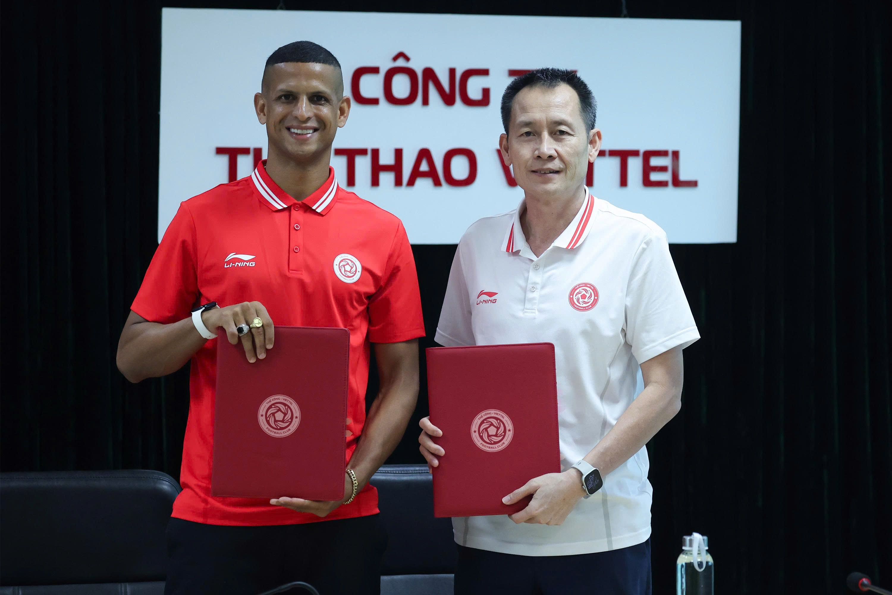 Vua pha luoi V.League 2024/25 gia nhap The Cong Viettel hinh anh