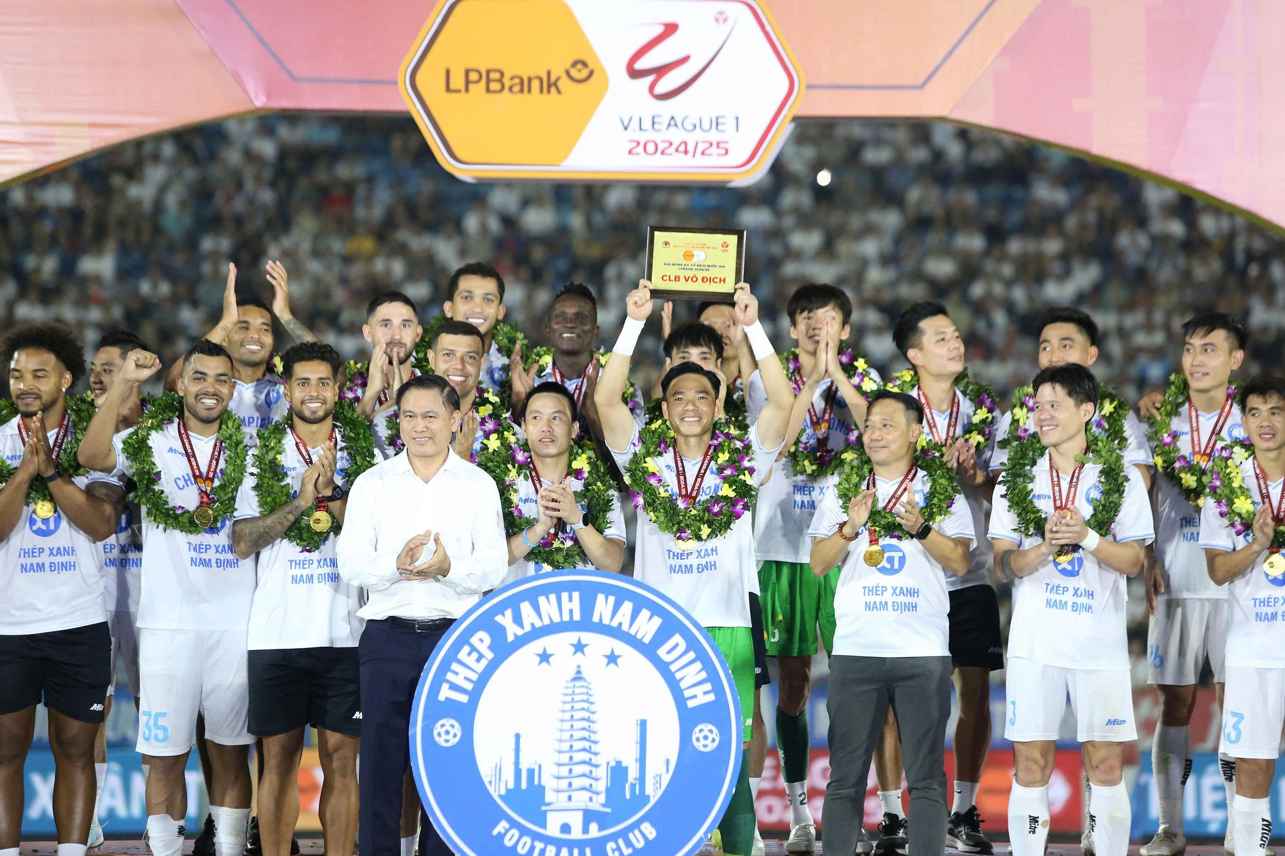 Nam Dinh du 5 dau truong o mua giai 2025/26 hinh anh