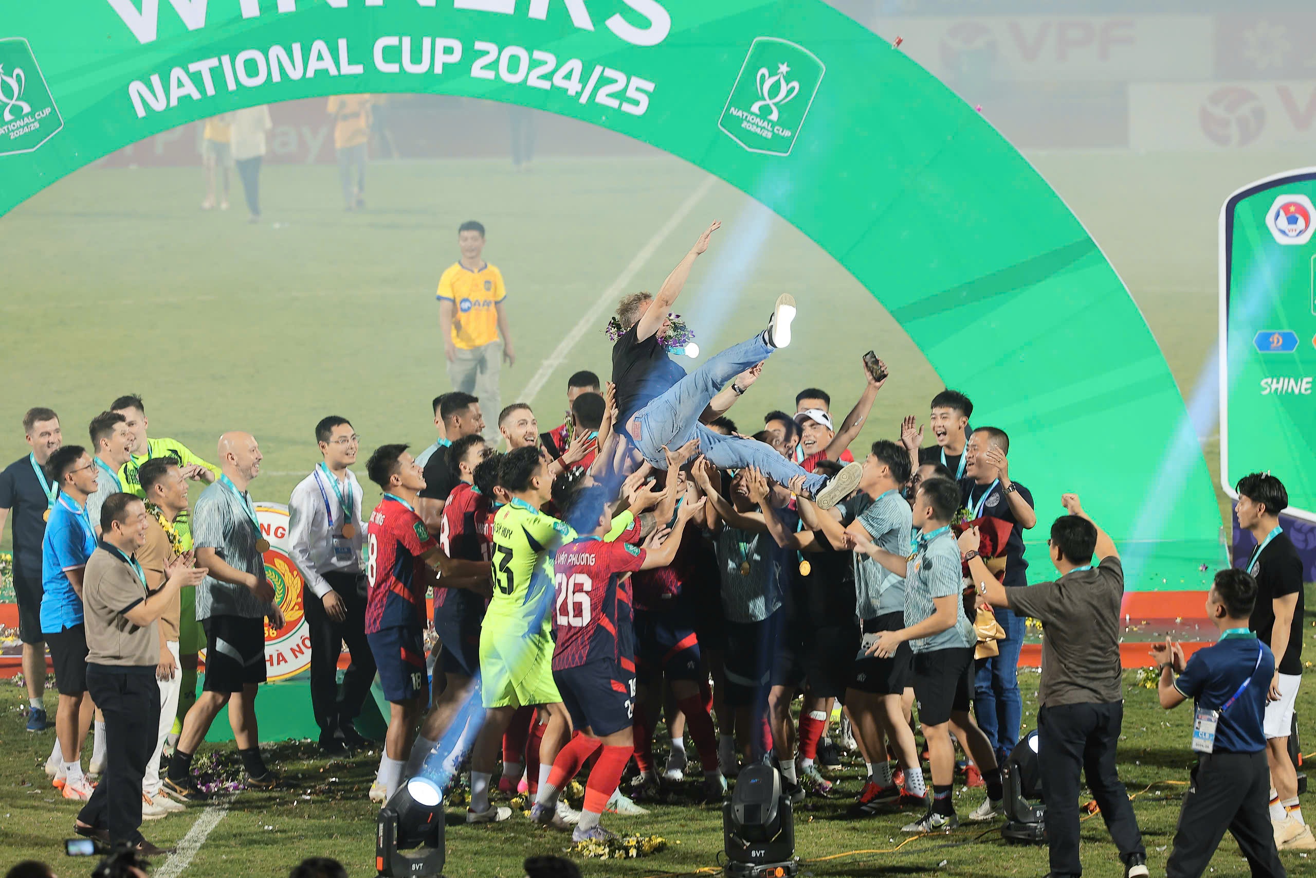 HLV Polking hanh phuc voi chuc vo dich cua CAHN hinh anh