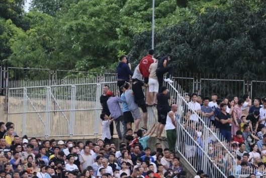 Khan gia vuot rao xem tran chung ket Cup Quoc gia hinh anh