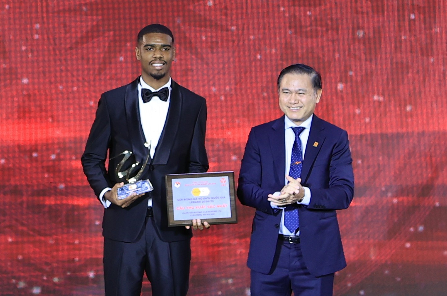 Ngoai binh CAHN can bang thanh tich cua Xuan Son hinh anh