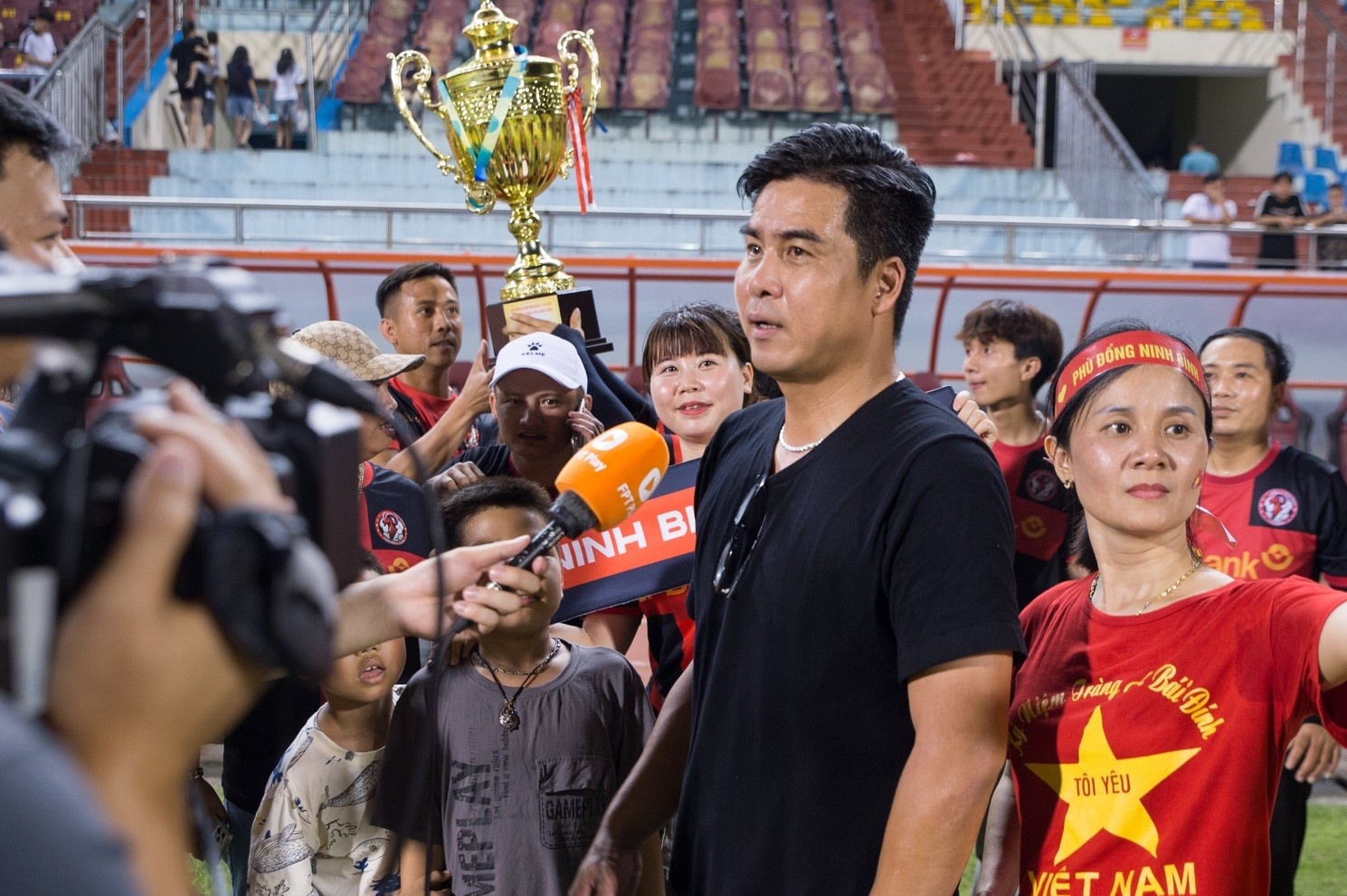 HLV Nguyen Viet Thang tiep quan doi bong cua Cong Phuong? hinh anh
