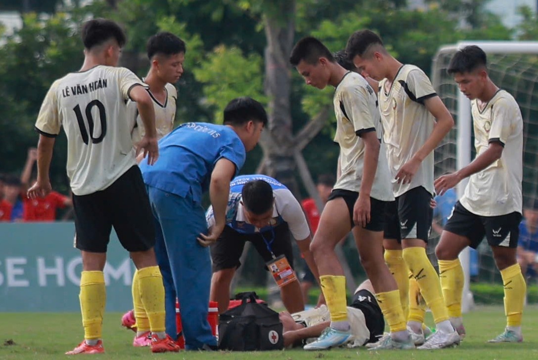 Cau thu cua PVF bat tinh o giai U21 Quoc gia hinh anh