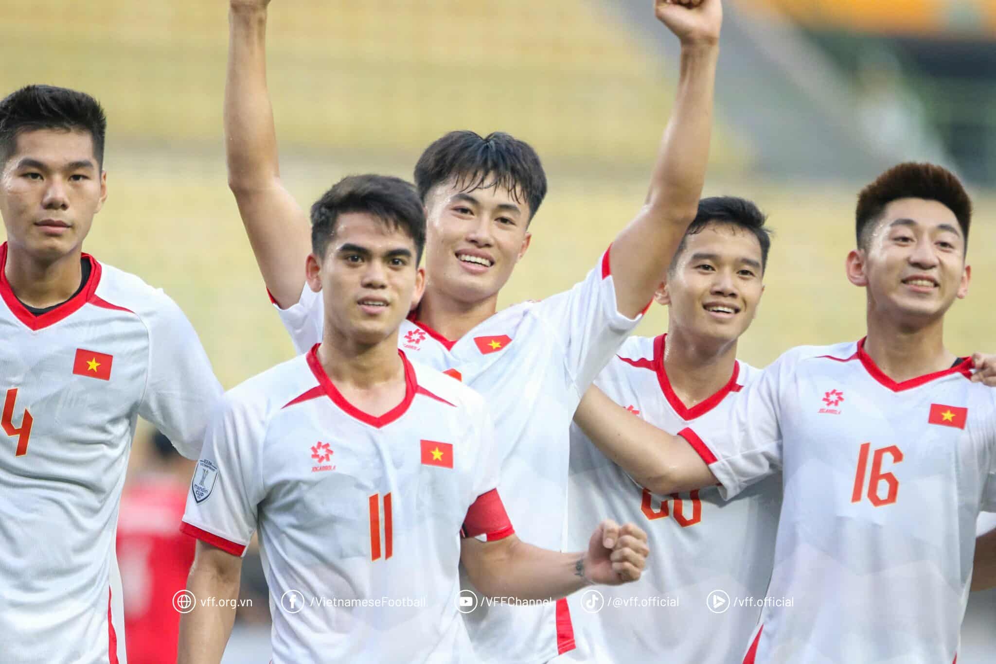 Khuat Van Khang tin U23 Viet Nam lap hat-trick vo dich hinh anh