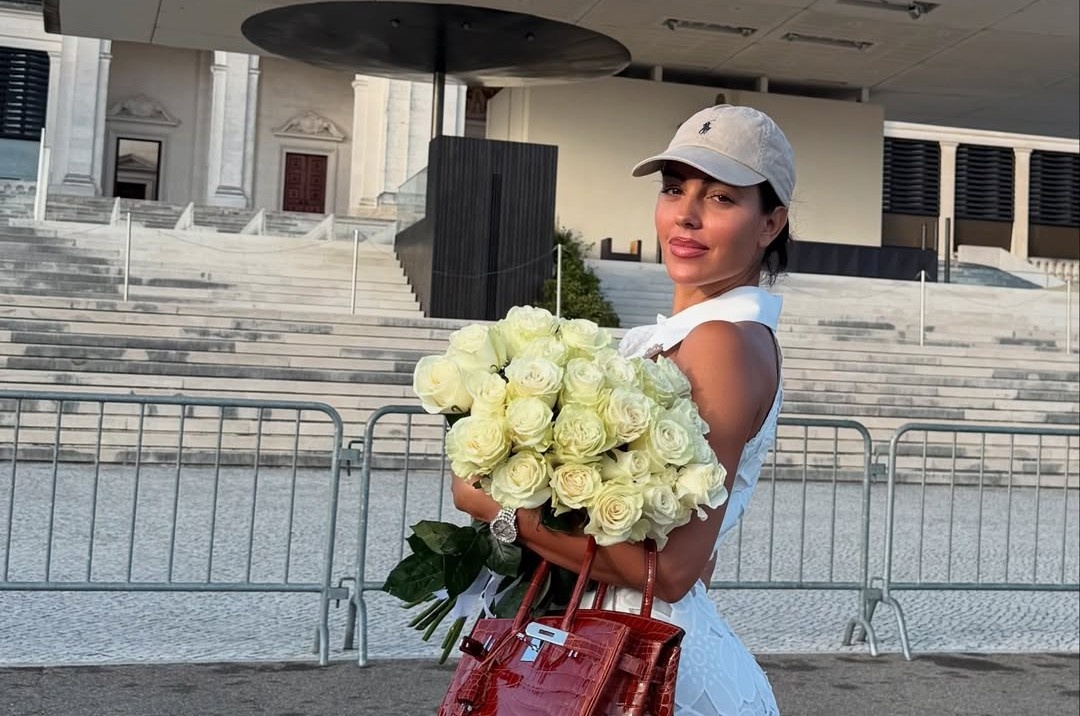 Ban gai Ronaldo bi chi trich hinh anh