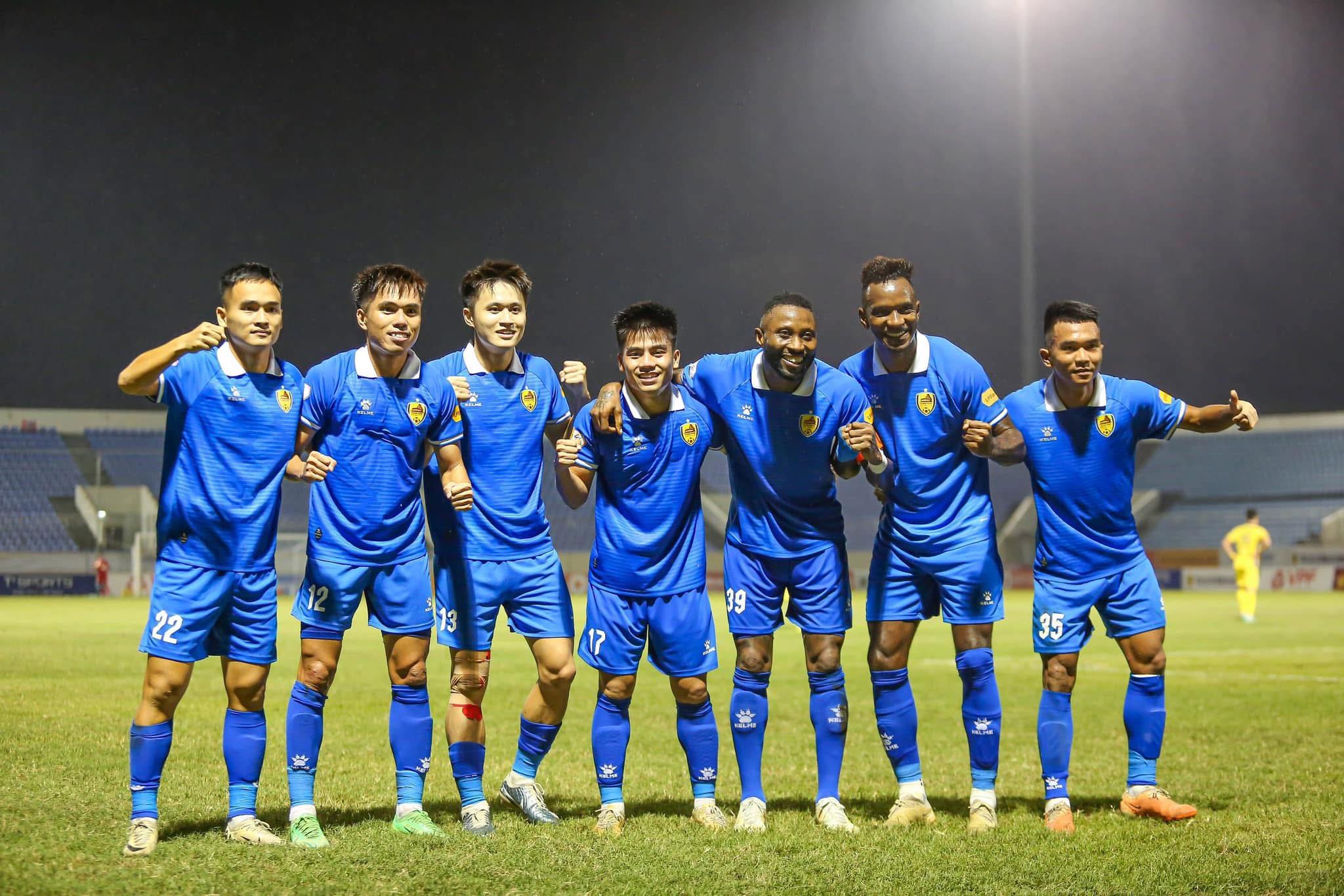 Cau thu Quang Nam: 'Nguy co that nghiep dang o rat gan' hinh anh