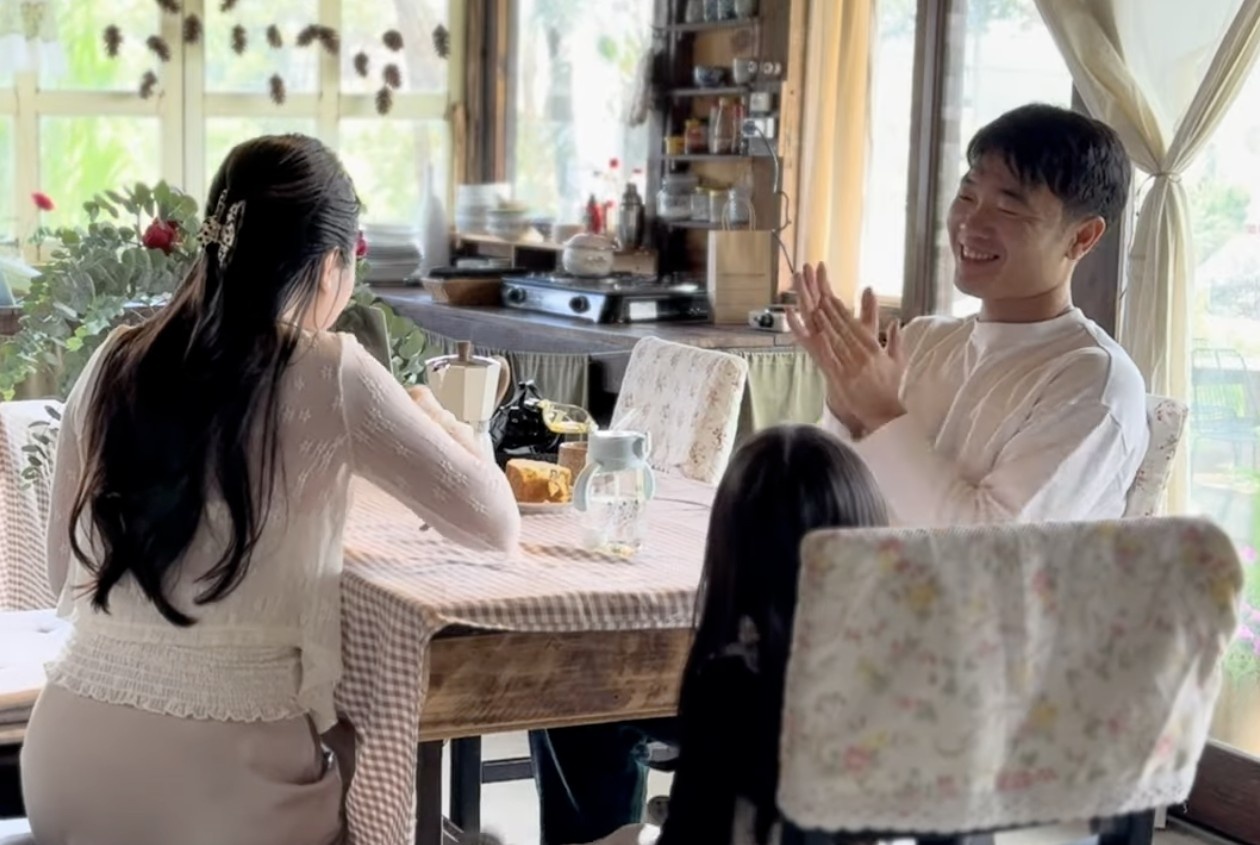 Xuan Truong hiem hoi chia se khoanh khac ben vo con hinh anh