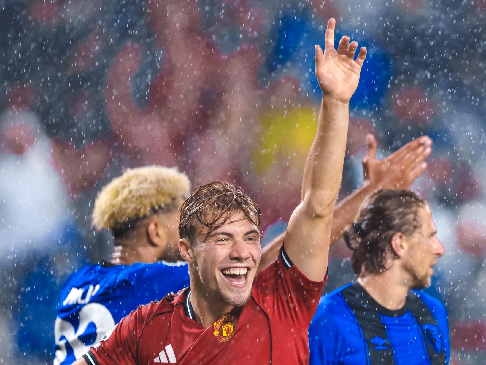 Hojlund dang troi day hinh anh