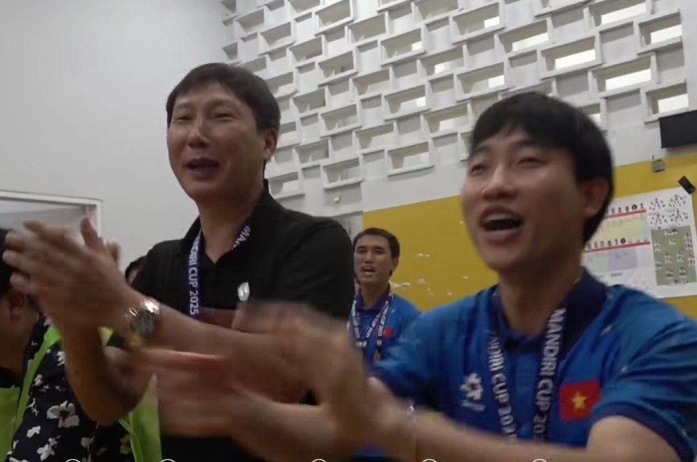 HLV Kim Sang-sik hat vang mung chien thang cung U23 Viet Nam hinh anh