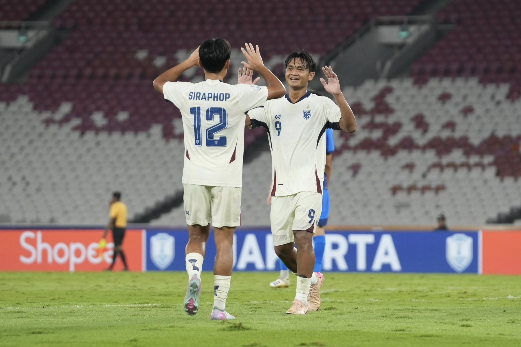 ‘Bong da Thai Lan van chua the vuot tam khu vuc’ hinh anh