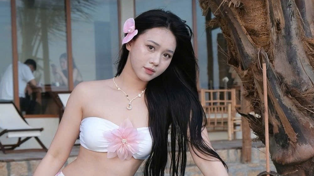 Ban gai cua Nham Manh Dung gia nhap 'duong dua bikini' hinh anh