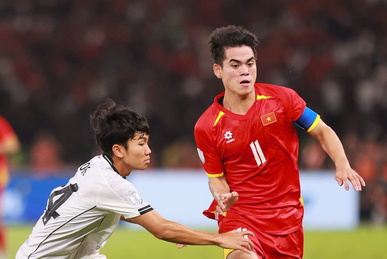 Truyen thong Indonesia goi HLV Kim Sang-sik la ‘con ac mong moi’ hinh anh