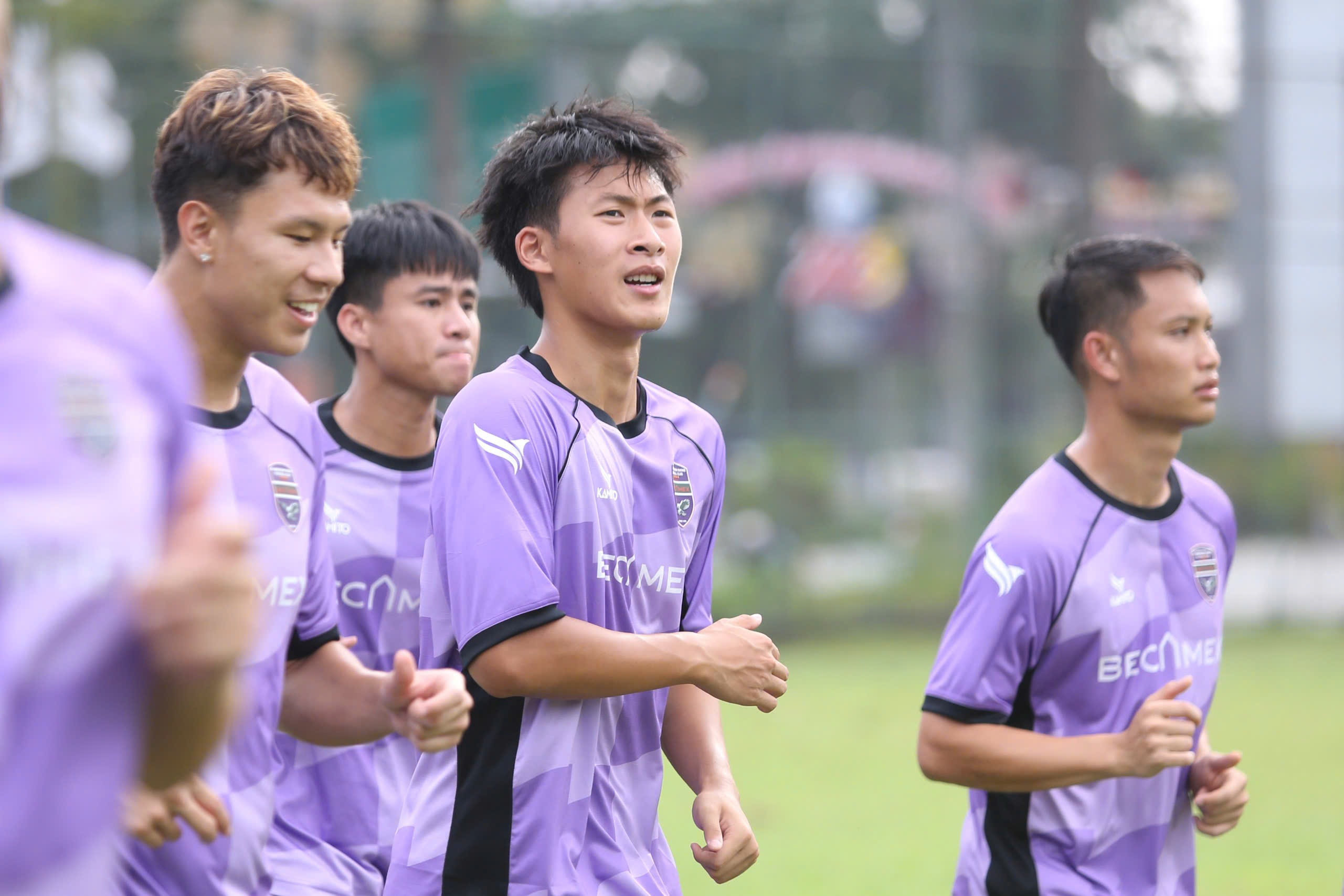 Viet kieu tu Tay Ban Nha tap nho tai Becamex TP.HCM hinh anh