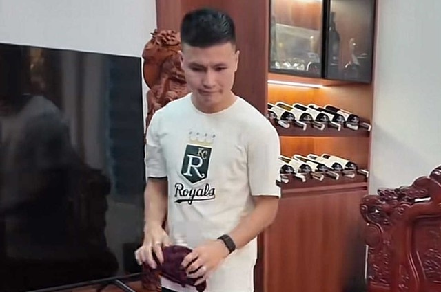 Quang Hai gay sot voi hinh anh gian di khi ve nha vo hinh anh