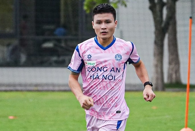 Xuan Son, Quang Hai co the doi dau Ronaldo hinh anh