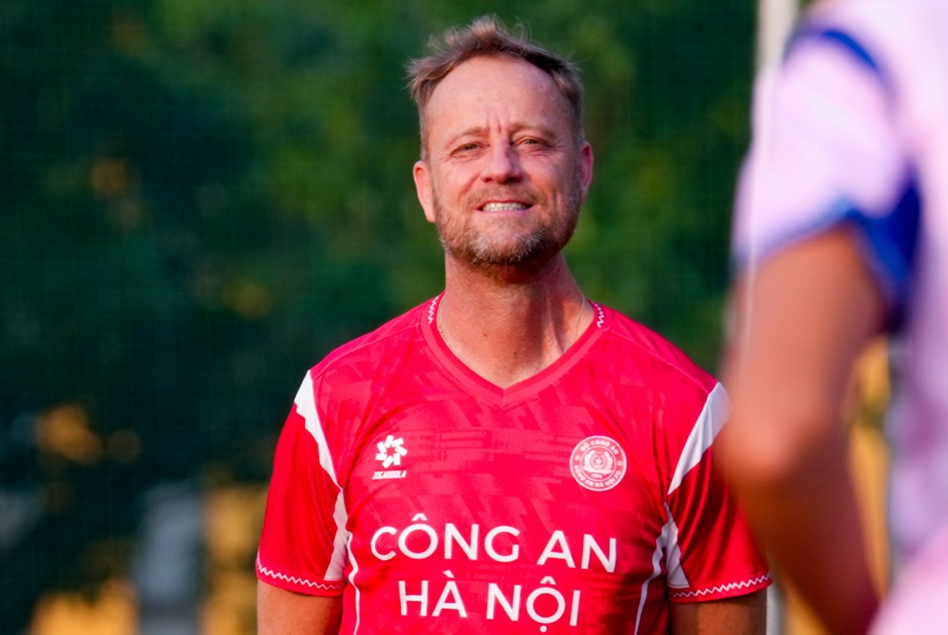 HLV Mano Polking tu choi dan dat Singapore hinh anh